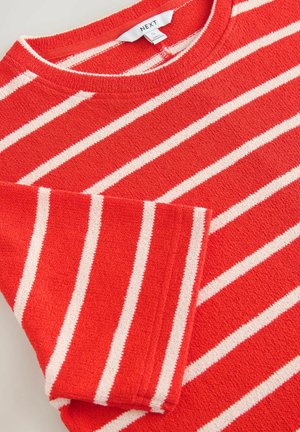 Rood gestreepte trui met witte horizontale strepen, textuurstof en een ronde hals. Label zichtbaar bij de kraag, dat het merk NEXT aangeeft.