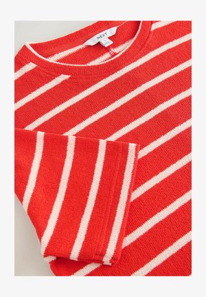 Rood gestreepte trui met witte horizontale strepen, textuurstof en een ronde hals. Label zichtbaar bij de kraag, dat het merk NEXT aangeeft.