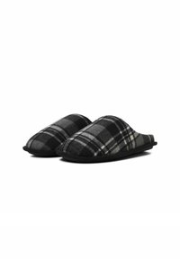 Mustriga mustad ja hallid sussid pehme tekstuuriga, ümarate kujuga ja mustade kummitaldadega, slip-on disainiga, ilma nähtava riistvarata.