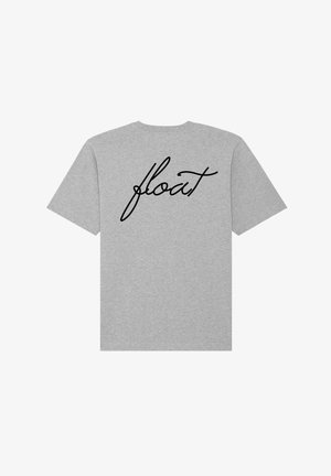 Pilkas trumpomis rankovėmis medvilninis marškinėliai su ranka rašytiniu juodu tekstu "plaukti" ant nugaros. Standartinio apvalaus kaklo dizainas.