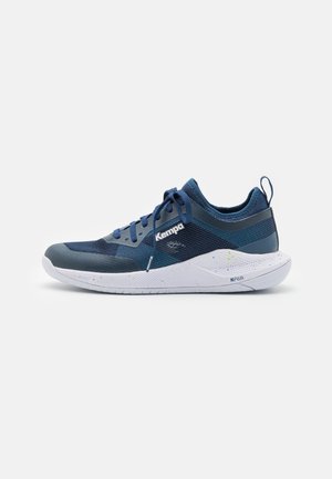 Blauer Sportschuh aus Netz- und synthetischem Material. Verfügt über eine weiße Sohle mit mehrfarbigen Spritzern und einer verstärkten Fersenschlaufe.