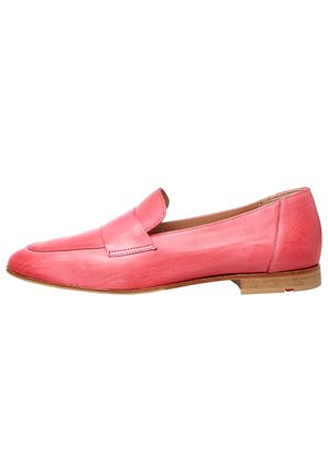 Różowe skórzane mokasyny z niskim obcasem, o gładkim wykończeniu i zaokrąglonym nosku. Zawierają przeszywany akcent na górnej części.