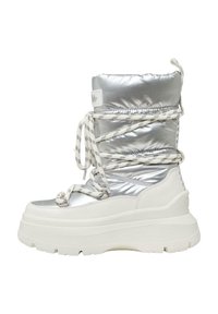 Botas aislantes plateadas con una suela blanca gruesa, que presentan un upper texturizado, cordones blancos en contraste y un cordón ajustable en la parte superior.