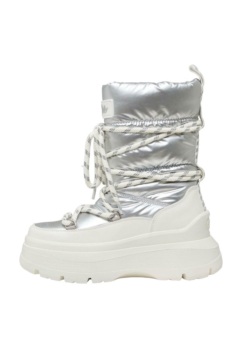 Botas aislantes plateadas con una suela blanca gruesa, que presentan un upper texturizado, cordones blancos en contraste y un cordón ajustable en la parte superior.