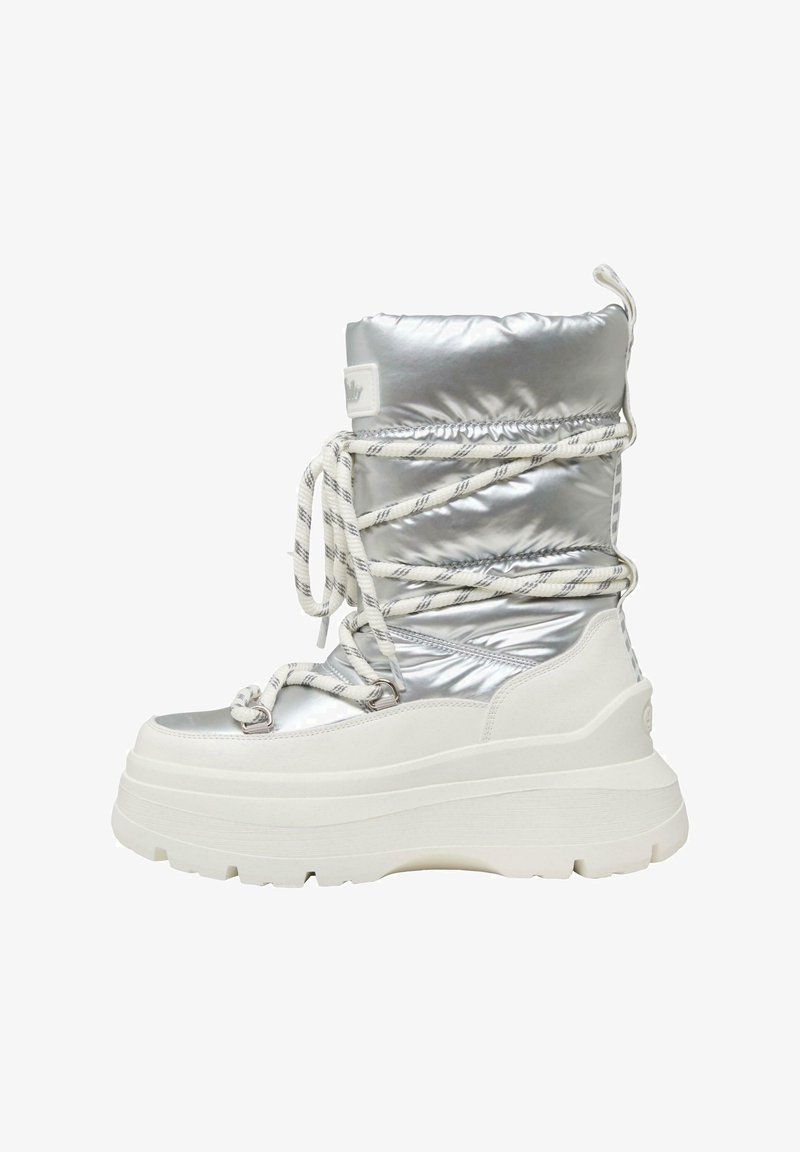Botas aislantes plateadas con una suela blanca gruesa, que presentan un upper texturizado, cordones blancos en contraste y un cordón ajustable en la parte superior.
