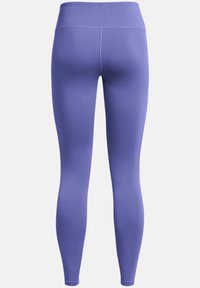 Mallas moradas con una textura suave y una cinturilla alta, que presentan un diseño ajustado que se estrecha en los tobillos, adecuadas para ropa deportiva.