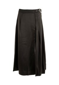 Jupe midi noire avec de larges plis sur un côté et une boucle décorative en argent à la taille.