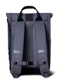 Zaino grigio con spallacci regolabili, manico superiore, design minimalista e tessuto durevole con una finitura testurizzata.