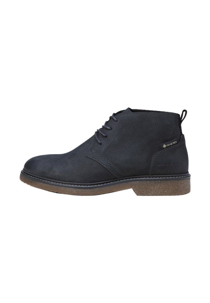Bottines en cuir noir, à bout rond, à lacets sur le devant, avec une semelle en caoutchouc brun texturé. Présente un logo et un panneau imperméable sur le côté.