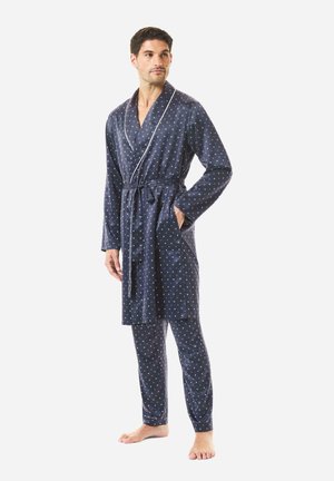 Conjunto de pijama azul marino con lunares blancos, que incluye una bata larga con cintura ajustable y pantalones a juego. Tejido suave y corte relajado.