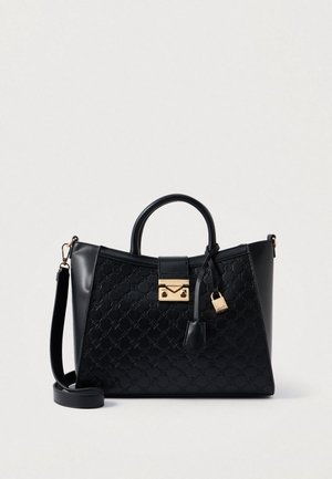 Čierna štruktúrovaná kabelka z texturovanej kože, vybavená zlatými kovovými detailmi, visiacim zámkom a dvojitými hornými ušami s nastaviteľným ramenným popruhom.