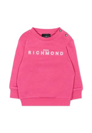 Felpa rosa a maniche lunghe per bambino con logo "John Richmond" bianco, polsini, scollo e orlo a coste, e due bottoni a pressione neri sulla spalla.