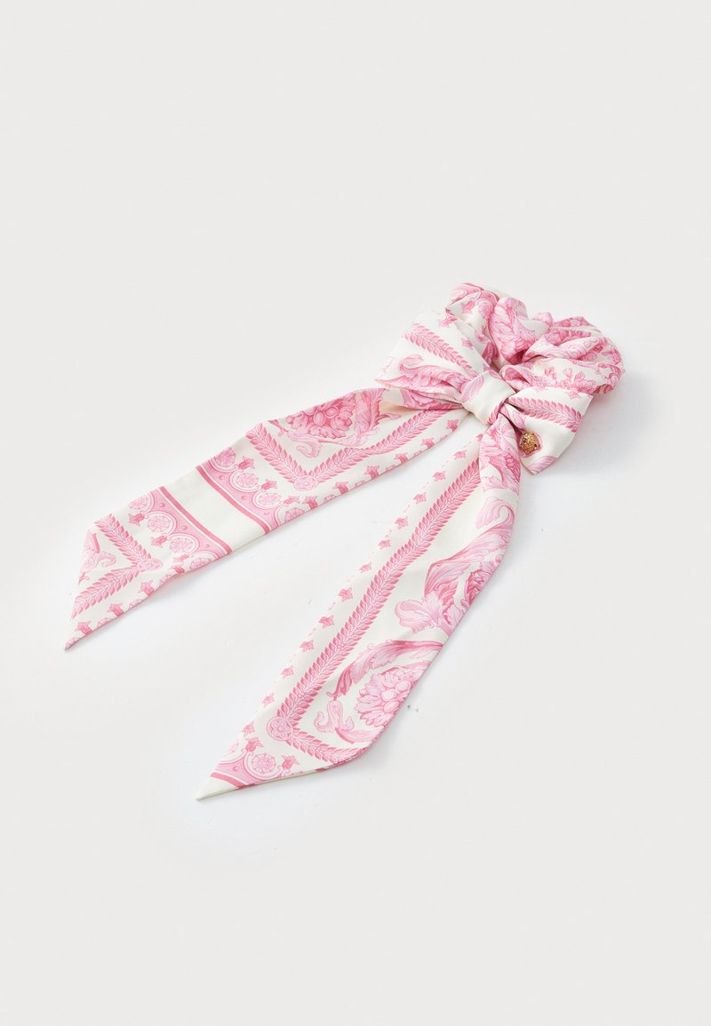 Ροζ μεταξωτό scrunchie με σχέδιο και δύο επιμήκεις δεσμίδες, με λουλούδια και μια διακριτική χρυσή λεπτομέρεια στο κέντρο.