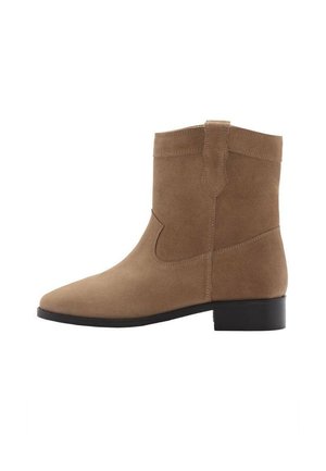 Botine din suede maro cu vârf rotund, toc mic pătrat și detalii de cusături pe lateral. Prezintă o bandă în spate pentru a fi ușor de purtat.