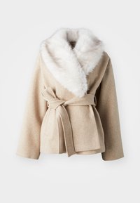 Bežinis apsiaustas, pagamintas iš minkštos medžiagos, pasižymintis dideliu dirbtinio kailio apykakle, ilgomis rankovėmis ir diržu, su kuriuo galima susirišti liemenį. Lygus paviršius, paprastas dizainas.