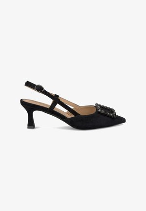 Zapato de tacón bajo tipo kitten heel en ante negro con puntera puntiaguda, hebilla cuadrada decorativa con brillantes y correa ajustable en el tobillo con hebilla plateada.