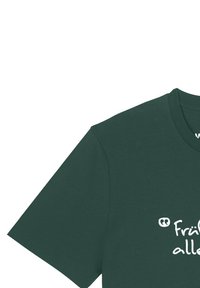 Donkergroen katoenen T-shirt met korte mouwen en een ronde halslijn. Bevat witte bedrukte tekst aan de voorkant met een gestileerd ontwerp.