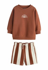 Brun sweatshirt med ribbad krage med vit text "I AM SUNSHINE". Matchas med vita och bruna randiga shorts, designade med elastisk midjeband.