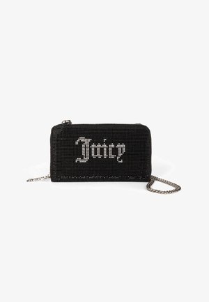 Clutch nera e rettangolare con strass. Presenta il logo "Juicy" in argento al centro. Include una tracolla in argento per il trasporto.