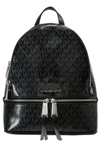 Zaino nero con finitura lucida, caratterizzato da un motivo con logo "MK" ripetuto. Design arrotondato, accessori in argento e doppie cerniere alla base.
