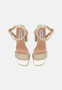 Steve Madden LAYERED - Kõrge kontsaga sandaalid - light gold