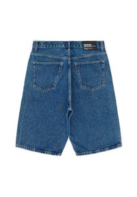 Pantalones cortos de denim, tejido azul, corte relajado, cintura media, dos bolsillos traseros y una etiqueta de cuero en la cintura con el logo de la marca.