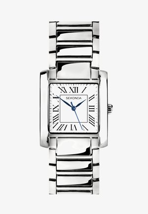 Montre en métal argenté avec un cadran rectangulaire, un cadran blanc, des aiguilles bleues et des chiffres romains. Présente un design de bracelet en métal à maillons.