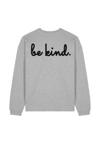 Felpa grigia con scollatura a girocollo, caratterizzata dal testo "be kind." in grassetto corsivo nero sul retro. Vestibilità comoda e polsini a costine.
