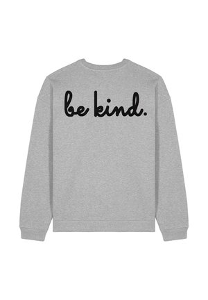 Grijze sweatshirt met een ronde hals en de tekst "wees vriendelijk." in vet zwart cursief op de achterkant. Relaxed fit en ribgebreide mouwen.