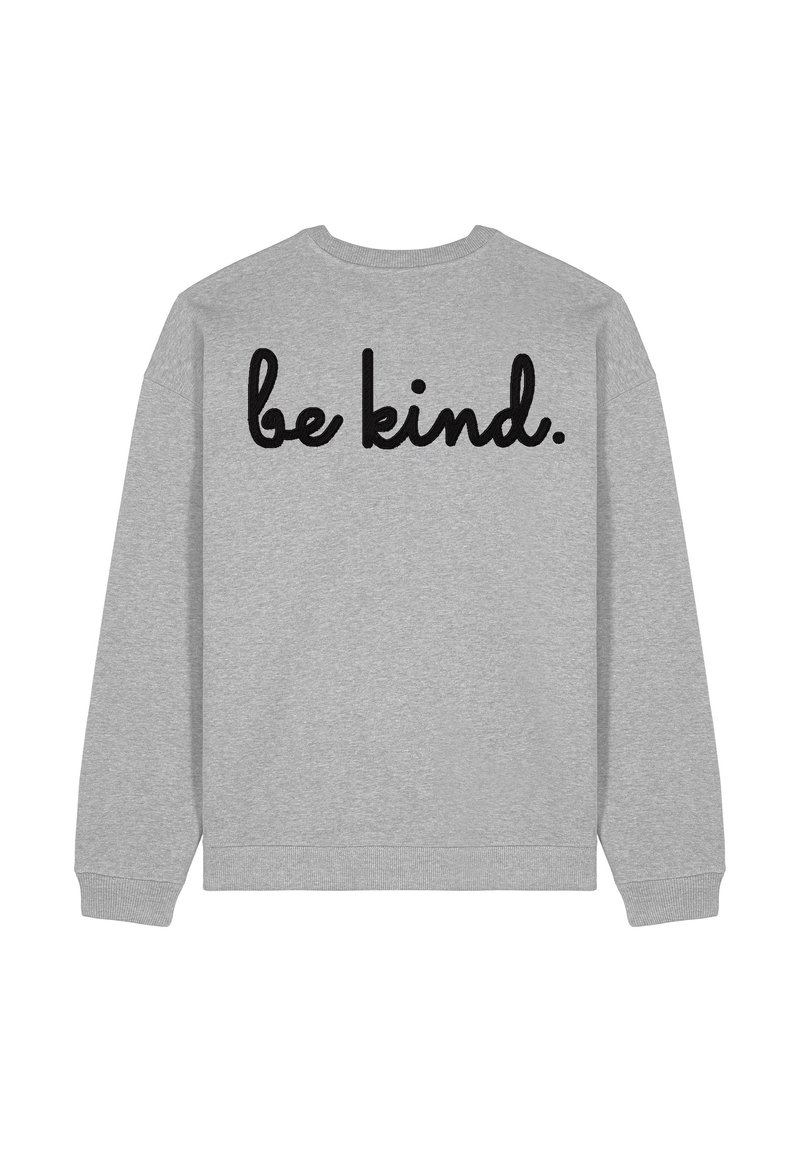 Felpa grigia con scollatura a girocollo, caratterizzata dal testo "be kind." in grassetto corsivo nero sul retro. Vestibilità comoda e polsini a costine.