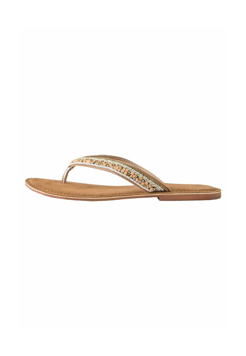 Tan platte sandalen met een dunne band versierd met een geweven patroon en metallic accenten. Zachte suède-achtige textuur op de voetbedden.