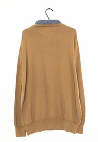 Pull à manches longues de couleur brun clair avec un col bleu, suspendu sur un cintre noir, vu de dos sur fond blanc.