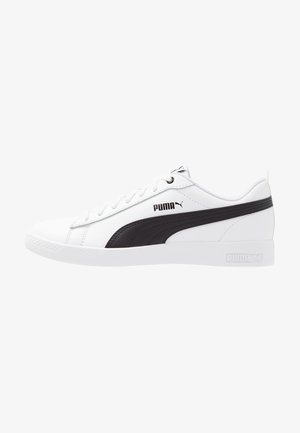 Białe sneakersy z czarnym syntetycznym paskiem po bokach oraz logo Puma, charakteryzujące się gładką teksturą, zaokrąglonym noskiem i sznurowanym zapięciem.