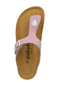 Roze flip-flop sandaal met een glanzende afwerking, voorzien van een teengreep, verstelbare gespsluiting en een gestructureerde bruine voetbed met opdruk van het merk.