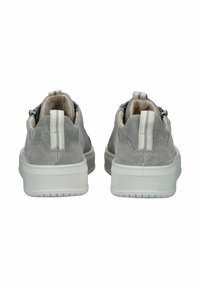 Sneaker in suede grigio con suola in gomma bianca, caratterizzate da un tab posteriore con una striscia e un rivestimento morbido, mostrando un design minimalista.