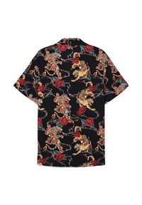 Koszulka z krótkim rękawem z czarnym tłem, na którym znajdują się żywe czerwone róże i pomarańczowe tygrysy, prezentująca skomplikowane wzory roślinne i zwierzęce.