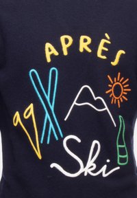 Granatowy sweter z kolorowym haftem: "APRÈS SKI" w żółtym i białym, skrzyżowane narty w turkusie, góry, słońce i butelka.