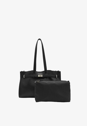 Czarna torba na ramię z teksturowanej skóry, z podwójnymi uchwytami i ozdobnym paskiem z przodu; zawiera odpinaną czarną saszetkę na zamek.