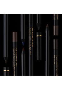 Matite per occhi nere assortite con scritte dorate, con punte di forme e tonalità diverse, su sfondo nero. Include tipi standard, a scatto e appuntiti.