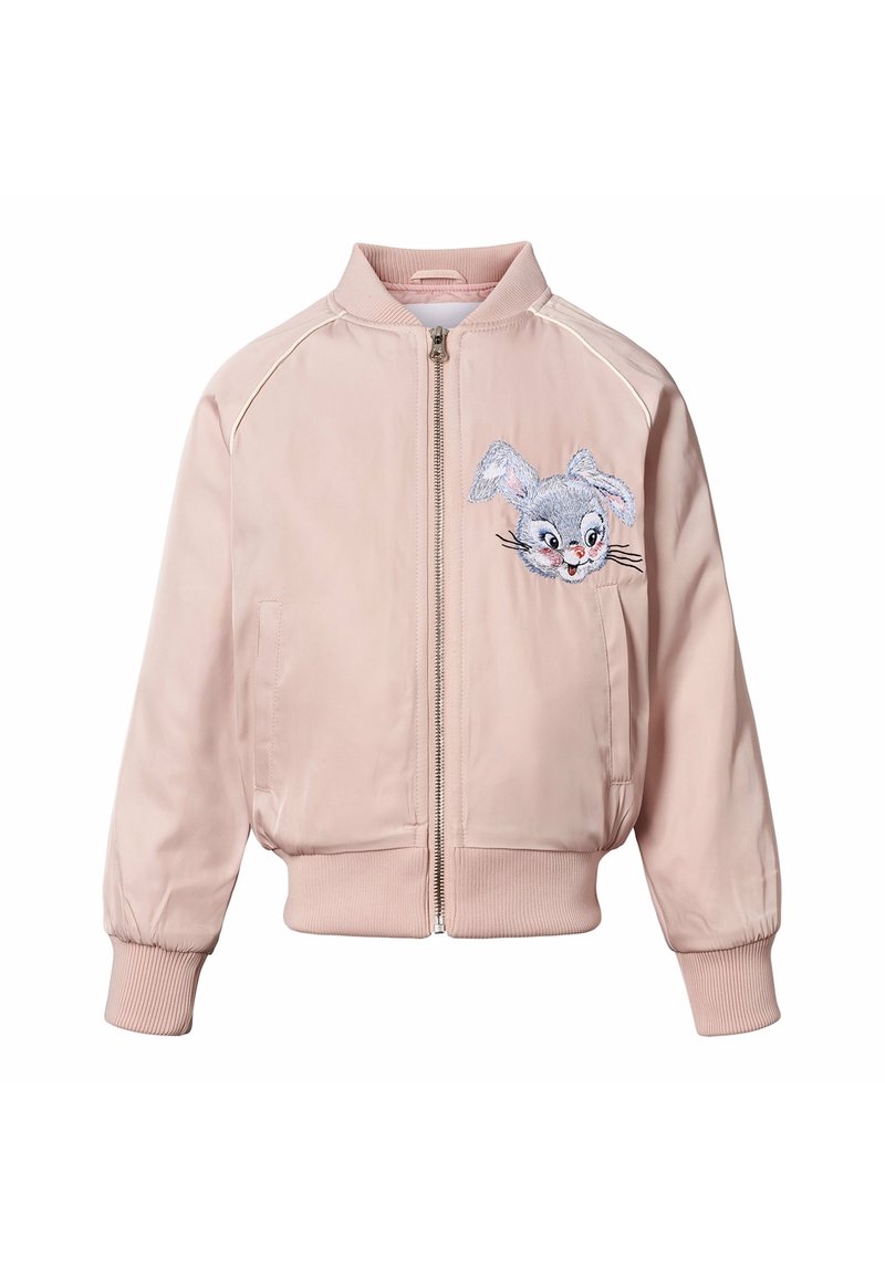 Gaiši rozā bomber jaka, izgatavota no gludas auduma. Iekļauj rāvējslēdzēja priekšpusi, ribotās aproces un uz kreisā krūtīm izšūtu pelēku trušu.