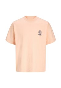 Tricou scurt cu mâneci scurte, culoare piersică deschisă, cu un mic emblemă neagră și text pe pieptul stâng, având un design cu un cal și un copac.