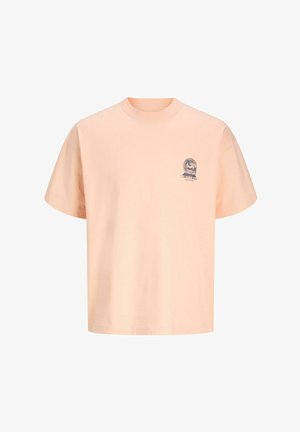 Gaišpersiku krāsas īsroku T-krekls ar nelielu melnu emblēmu un tekstu kreisajā krūtīs, attēlojot zirgu un koku dizainu.