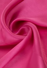 Heldere roze zijden stof, gladde textuur, gedrapeerd en gedraaid, met een zachte glans en flexibiliteit, met subtiele lichtreflecties en diepte.
