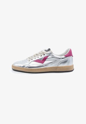 Sneaker basso con tomaia in argento metallizzato, suola color cuoio, lacci bianchi, inserto rosa sul tallone e design a freccia rosa sul lato.