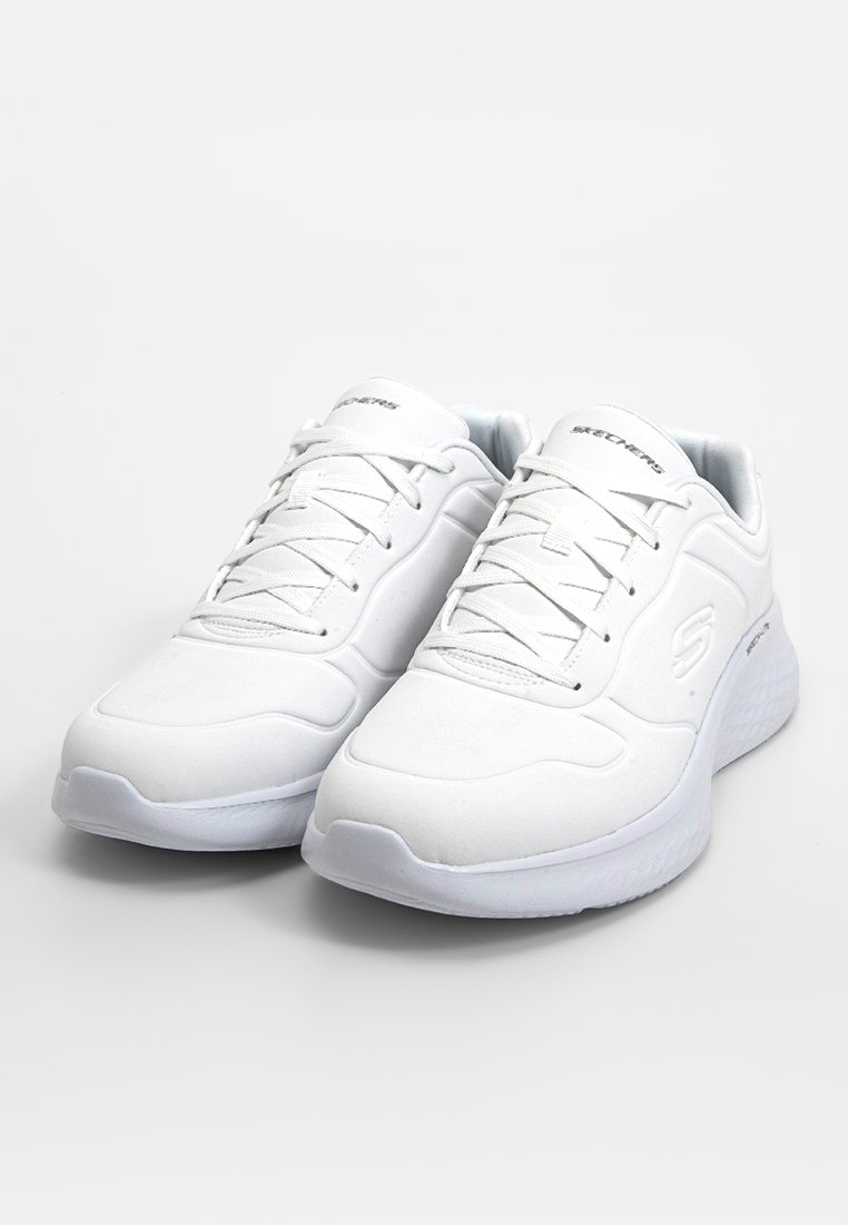 Zapatillas deportivas blancas con una parte superior sintética suave, punta redonda y diseño con cordones. Presentan una suela acolchada para mayor comodidad.