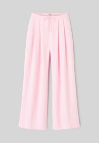 Pantalon ample rose clair avec taille à cordon et texture verticale subtile sur un fond gris.