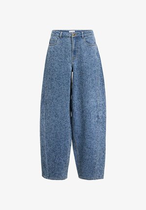 Jean en denim bleu à taille haute et jambes larges, avec un motif tacheté, fermeture à boutons sur le devant, fermeture éclair, et design à cinq poches.