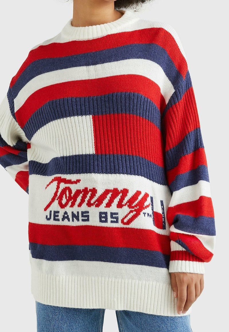 Rot-weiß-blau gestreifter Pullover mit gerippter Textur. Mit "Tommy Jeans"-Logo in Schriftzug, rundem Ausschnitt und weiter Passform.