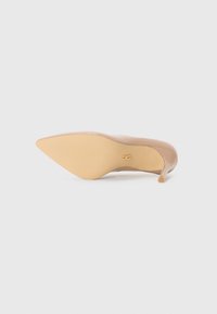 Pantofii cu toc înalt, de culoare nud, au vârful ascuțit și toc stiletto subțire. Finisajul lucios din patent și talpa din cauciuc texturat includ un detaliu subtil cu logo.
