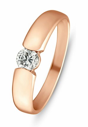 Ring aus Roségold mit einem breiten, glatten Band, das einen einzelnen runden Diamanten in einer Spannfassung hält.